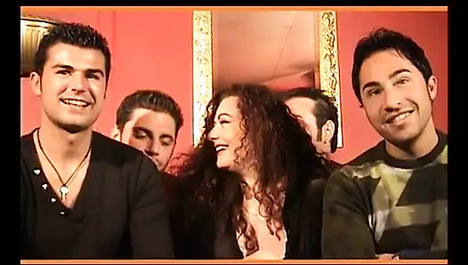 Ateşli orta yaşlı seksi kadın Jessica Rizzo için genç amatör grup seks