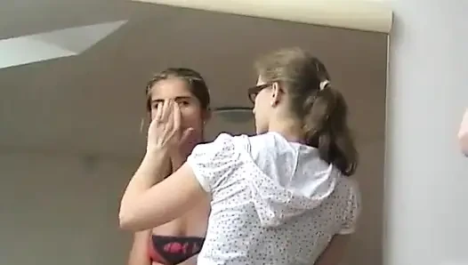 Muhteşem Çek bebek ve erkek arkadaşı evlerinde seks kaseti çekiyor