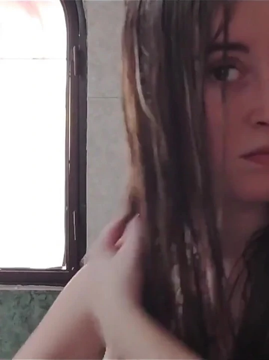 Saçımı yıkıyor, kurutuyor ve fırçalıyorum