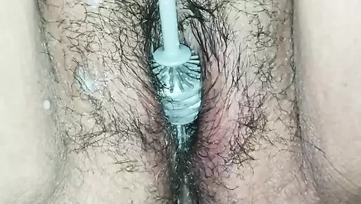 Kirli sperm amcığımı derinlemesine temizleyerek orgazm oluyorum