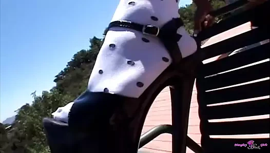 Zenci kadın hayatını bir sürtük gibi yaşamayı seven kendine güvenen bir kadın