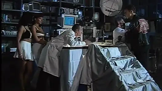 Göt deliğinde bir dildo yeterli olmadığında, işte yalamak için deneyimli bir dil geliyor!