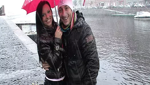 Sıcak sürtük yağmurlu bir günde aldı ve anal üçlü becerdin