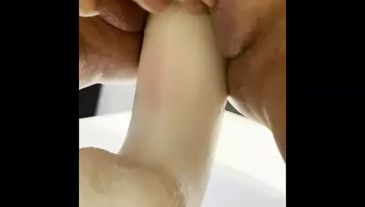 Bir adam saatler ve masturbasyon yaparken jane büyük beyaz yapay penis sürmek