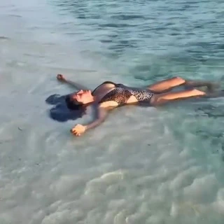 Salma hayek - büyük mayo göğüsler