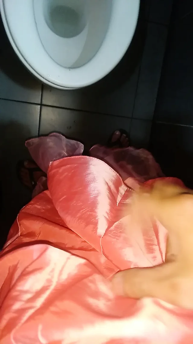 Crossdressing yapan ve cum giyen kız, sevimli saten pembe parti mini elbisesiyle