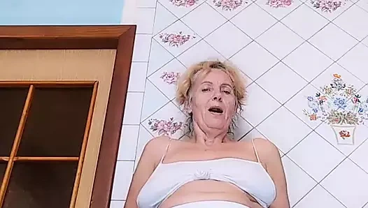 Beyazlı mutfakta ateşli ev hanımı