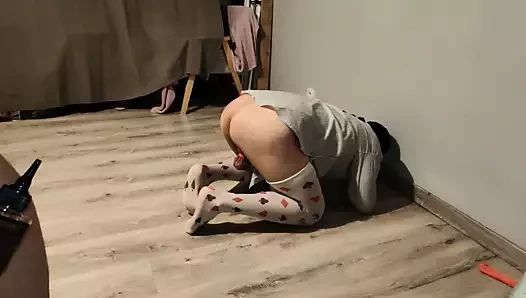 Götü yırtıldığında onu çok seven güzel bir bebek için güzel yumruk sokma