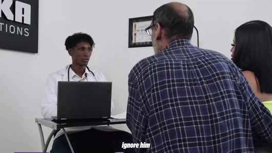 Büyük memeli Perulu latin yaşlı kocasını esmer bir jinekologla aldatıyor