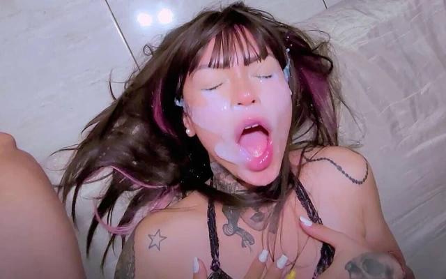 Üvey kız ağzında döl patlayana kadar kabul ediyor ve emiyor