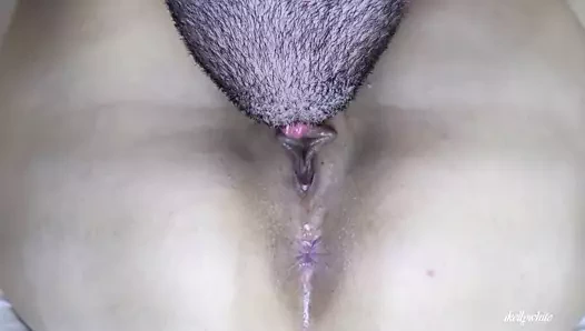 4k yakın çekim yüksek sesle yoğun ıslak azgın kedi yalama - ikellywhite