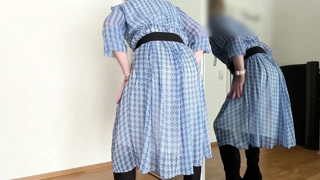 Yazlık mavi elbisesi, çizmeleri ve ipek iç çamaşırıyla