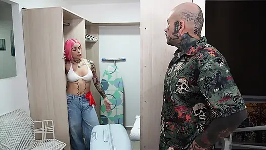 Arkadaşımın çok ateşli bir lezbiyen sikişiyle ayrılmasını iyileştirmeye yardım ediyorum