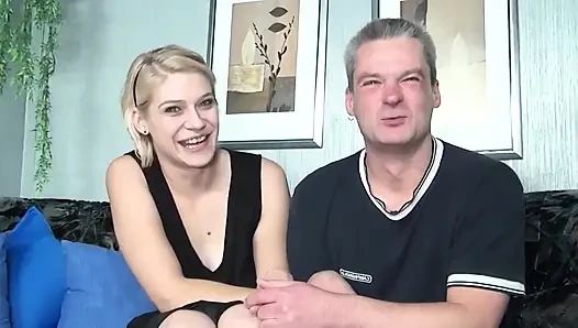 Sarışın ateşli kız ıslak üçlü grup sekste genişliyor