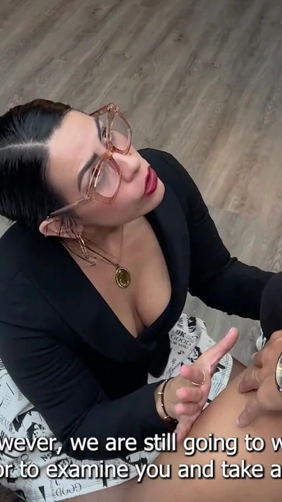 Latin orta yaşlı seksi sekreter ofiste patronunun üvey oğlunun yarağını sikiyor ve yüzüne boşalıyor! | Klip 1