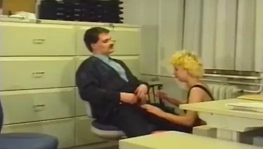 Patronunun onu ve arkadaşını sikmesine izin veriyor