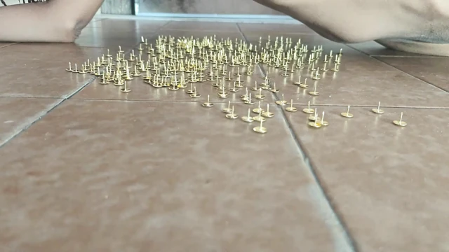 Mazoşist köle raptiye üzerinde yatarken orgazm oluyor
