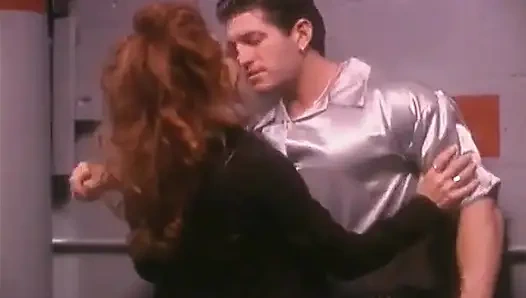 Ateşli orta yaşlı seksi kadın soyunma odasında sikiliyor