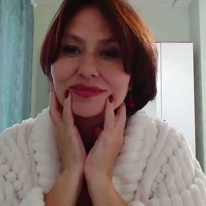Topuklu güzel kız yatak odasındaki zemine işedi