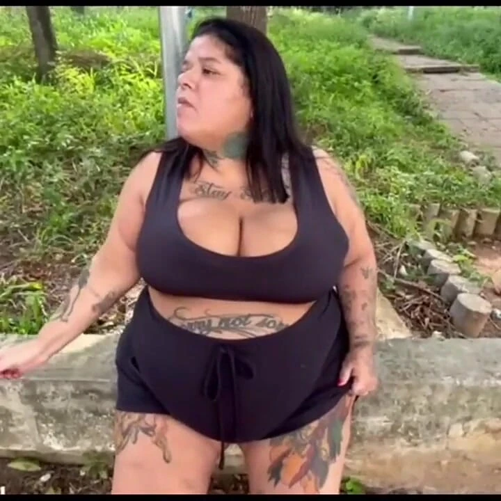 BBW tanrıçası halka açık yerde sigarasını içiyor