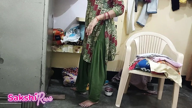 Üvey annem kızgın, flört ediyorum sonra götüne parmak sokuyorum, üvey anne ayakta sikişiyor