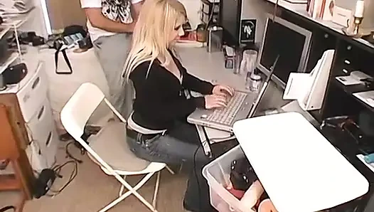 Candy ilk kez dildo alıyor ve sonra sert yarak alıyor