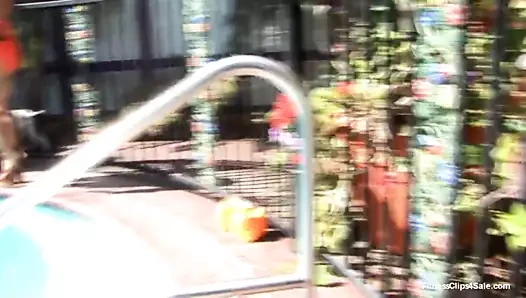 Havuzda güçlü bacaklar