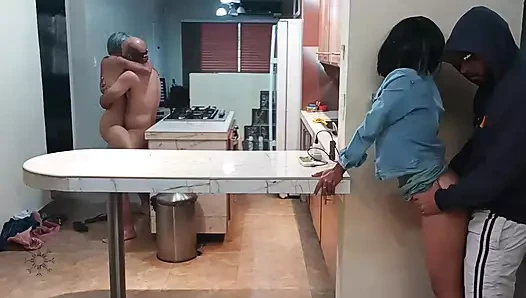 Üvey kız kardeşimi erkek arkadaşımı sikerken görüyorum ve sonunda intikam için üvey erkek kardeşimi sikiyorum.