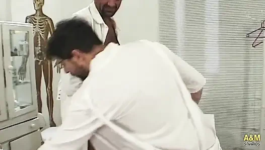 Bu klinikte iki şehvetli doktor var.