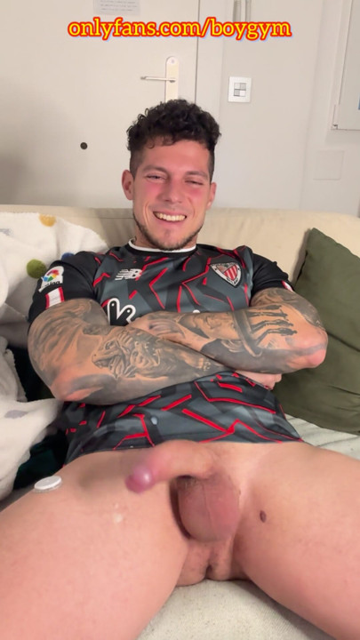 Büyük yarağım futbol tişörtüyle boşalıyor
