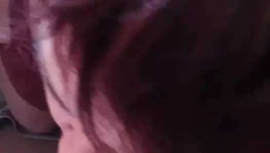 belle grosse cochonne suce au travail