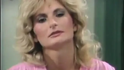 Azgın adam zonklayan yarağını sarışın hatunların amına sokuyor