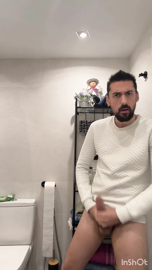 Ateşli baba umumi banyoda mastürbasyon yapıyor