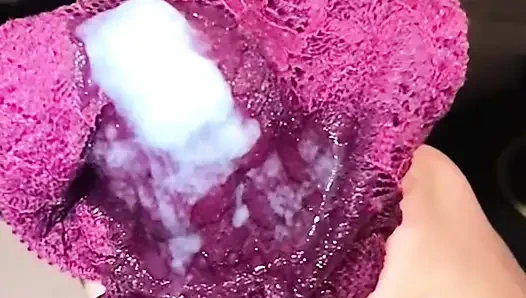 Evli kadın ıslak külotla eve geldi çok iyi kokuyor, duş alırken o külotu kremlemem gerekiyor