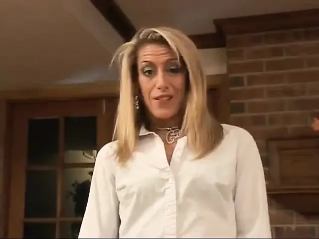 Bu orta yaşlı seksi kadın çok ateşli!