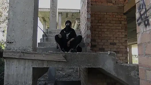 Sütlü göğüslü heliopolis'li ünlü bir evli kadın ofisini kapatıyor ve kendini memnun etmek için dışarı çıkıyor