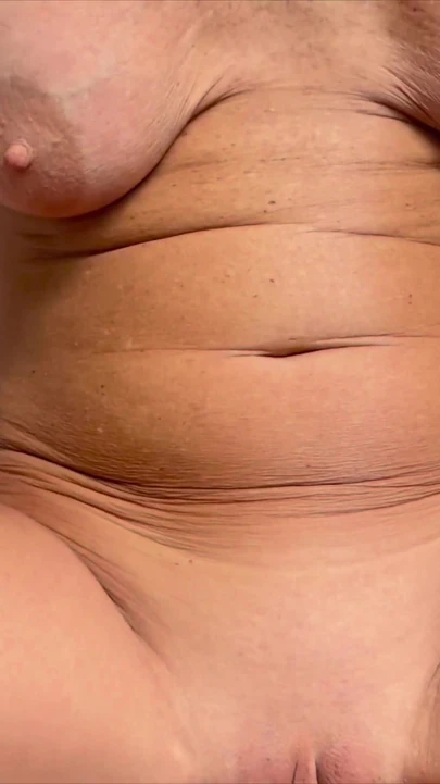 Seksi orta yaşlı seksi kadında orgazm parmaklıyor (hayran versiyonu)