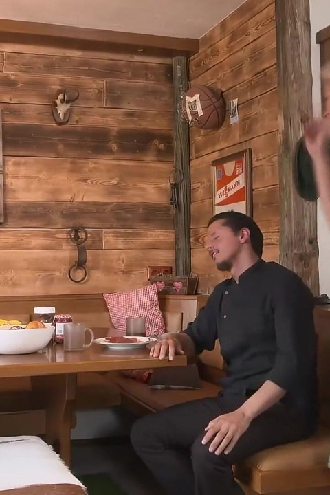 Deri Pantolonlu Büyük Memeli Sarışın Alp Kulübesinde Sikiliyor