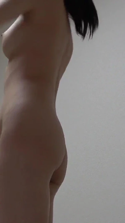 Güzel memeli Japon kız apartman odasında kıyafetlerini değiştiriyor minik bikini | Klip 1