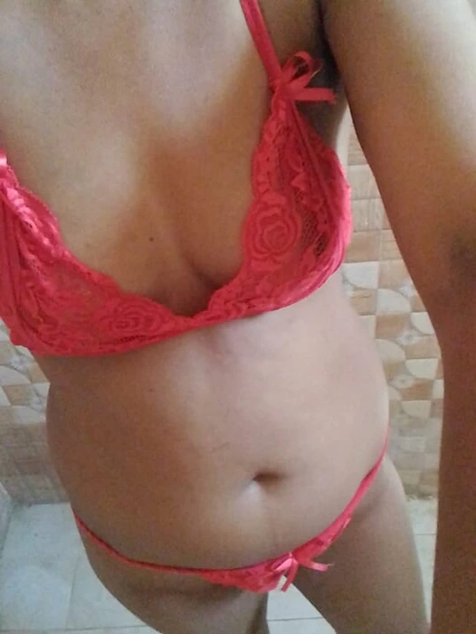 Scena romantica di una ragazza di 21 anni in bagno