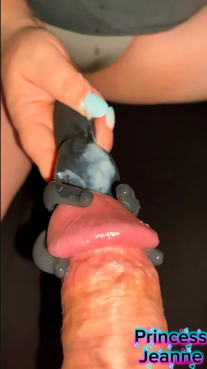 Камшот очень крупным планом с вибратором без рук в видео от первого лица