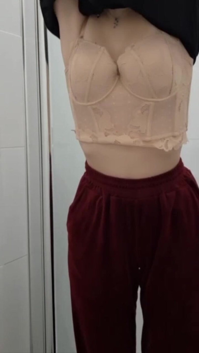 Yaramaz kız duş sonrası soyunuyor