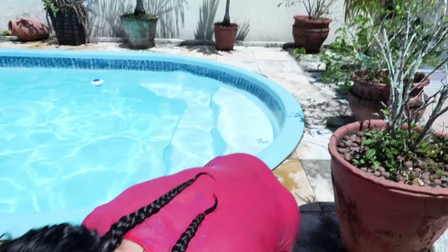 Açık havada anal muz oyunu, götünü aç, ıslak pembe, havuzda sıçrama