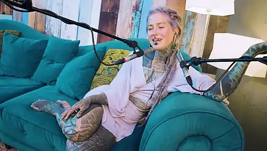 B hakkında konuşuyorum - bordem - asmr podcast sfw konuşuyor gotik sıska kız dreadlocks dövmeli model dövmeli kız