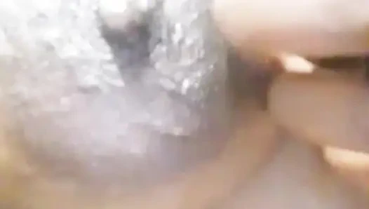 Hintli evli kadın göğüslerinin ve amcığının tadını çıkarıyor