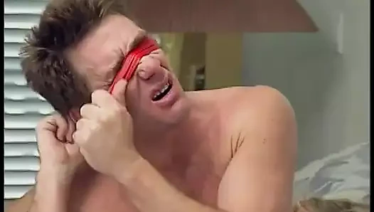 Sarışın seks kölesi dışarıda maskeli efendiye sakso çekiyor