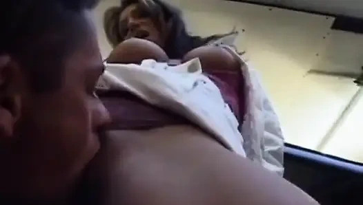 Seksi sürtük büyük yarağı yalıyor ve patron tarafından kanepede anal sikiliyor