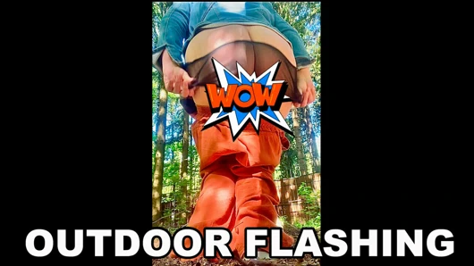 Gösterişli doğal büyük göğüsler ve kıllı göt. yanıp sönen amcık