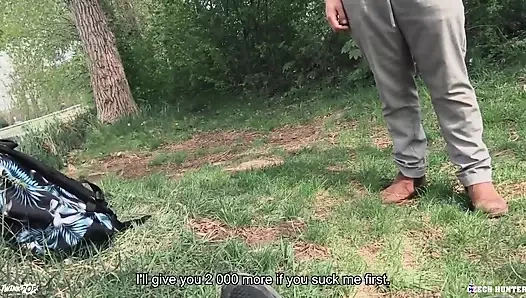 Zavallı adamla kırık tekerleklerinin yanında otostop çekerken tanıştım.