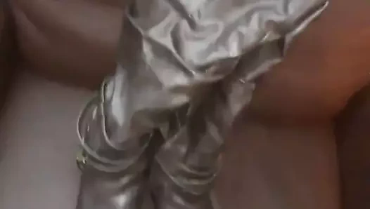 Deri çizmeler boşalıyor